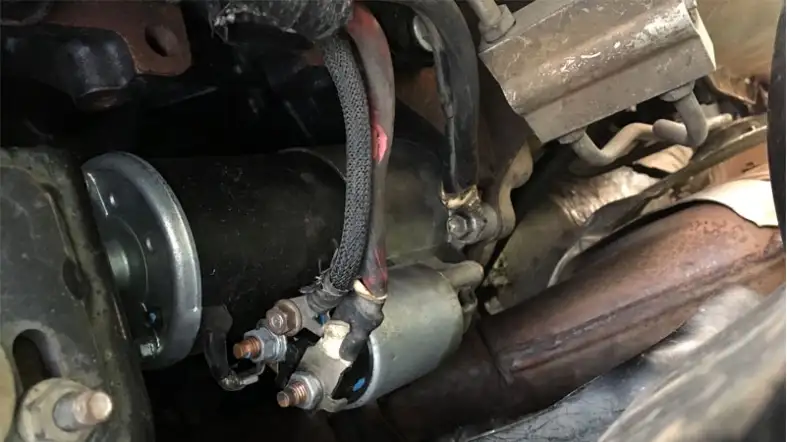 How to locate the starter and the battery