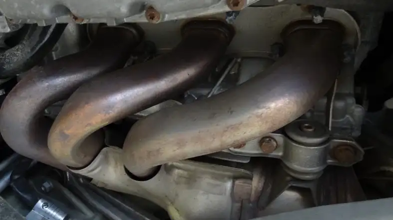 What are the causes of an exhaust manifold gasket leak